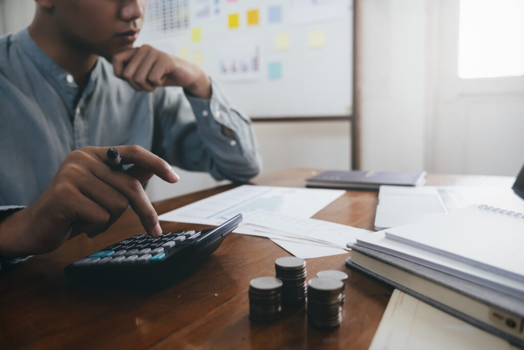 Homem fazendo calculo com calculadora